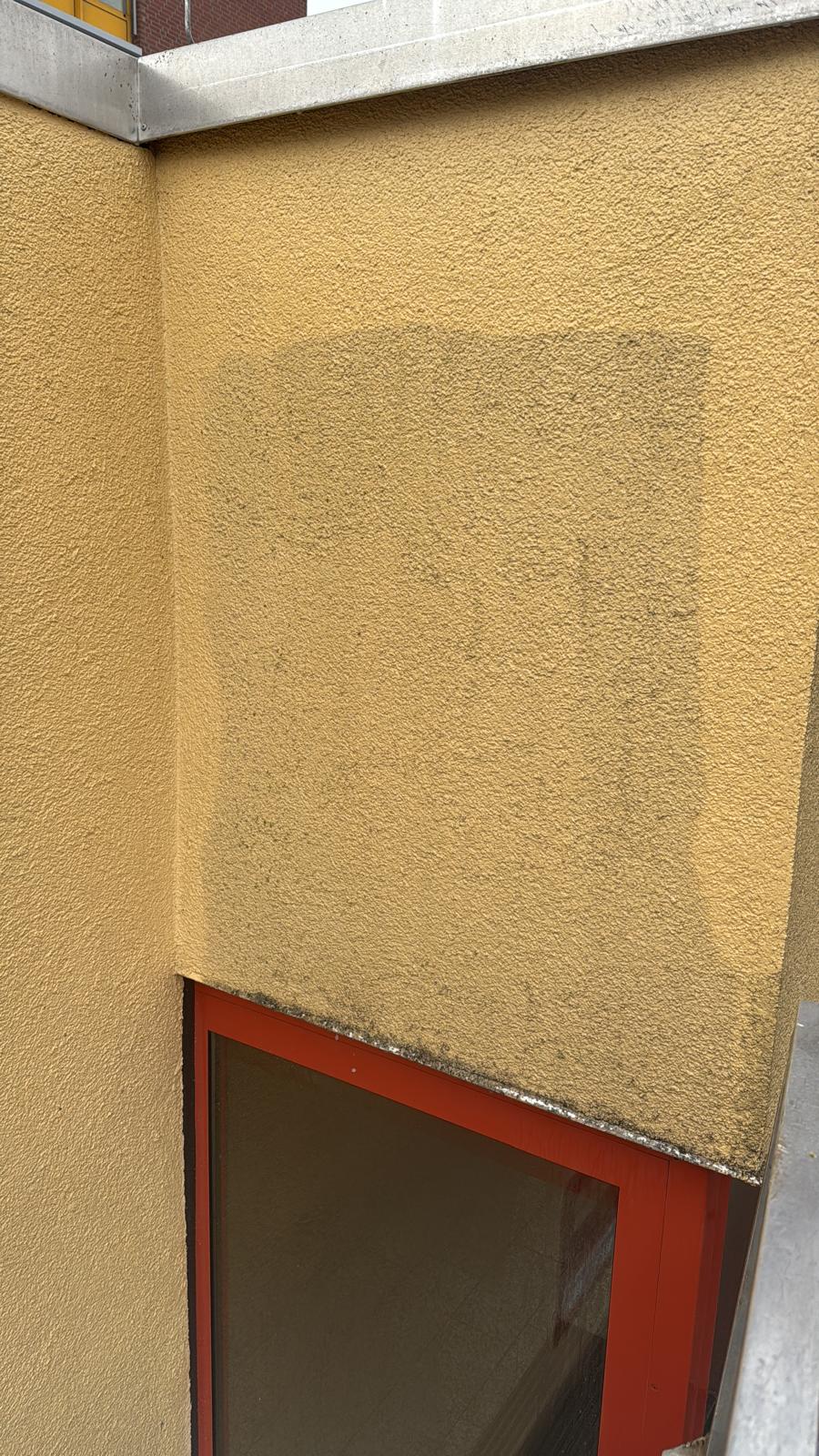 Detailaufnahme einer gereinigten Fassade